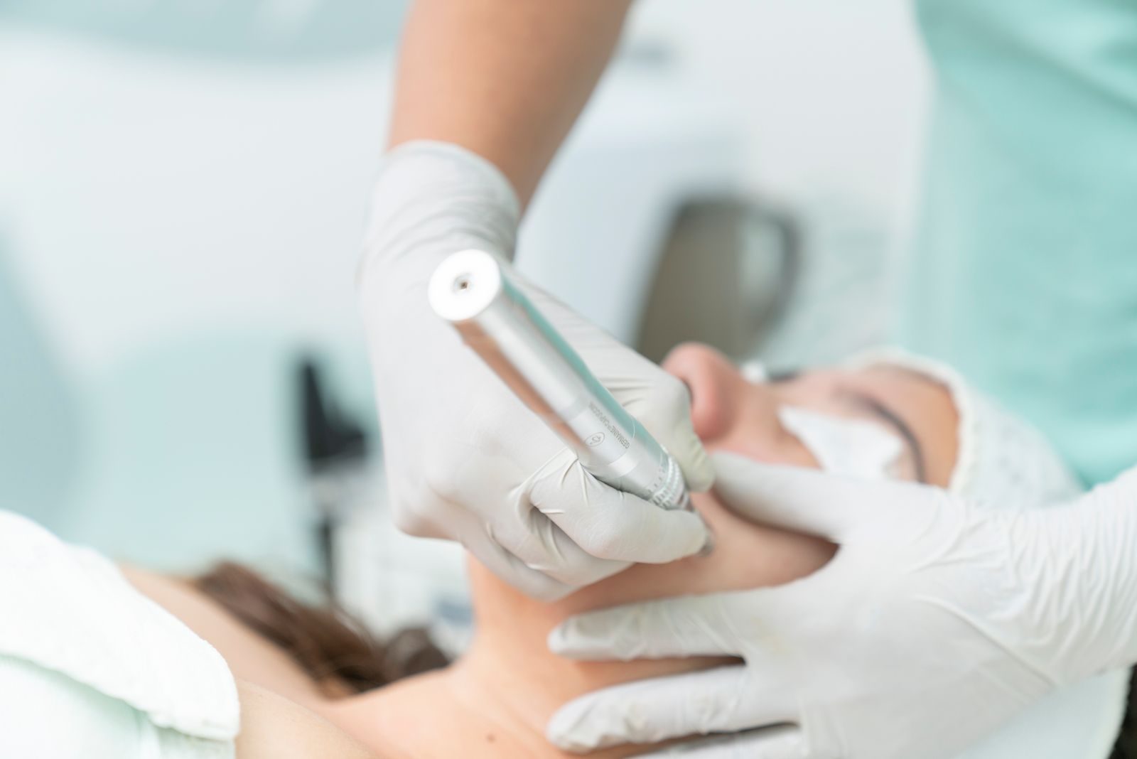 Procedimento de estética facial sendo realizado com aparelho em ambiente clínico (foto ilustrativa)