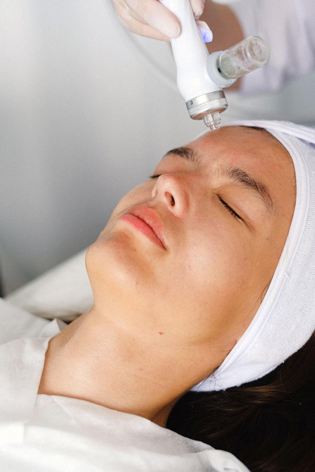 Procedimento facial em close, aplicação de sérum durante tratamento de estética (foto ilustrativa)
